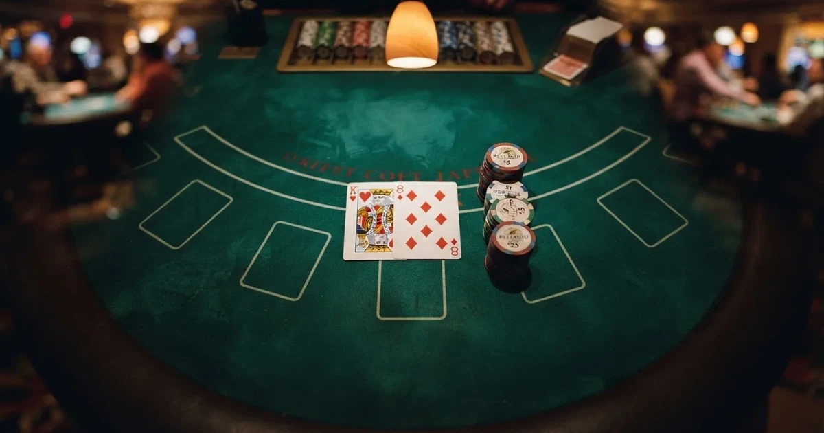 Mesa de jogo iluminada com cartas, vista de cima — blackjack online casino em portugal