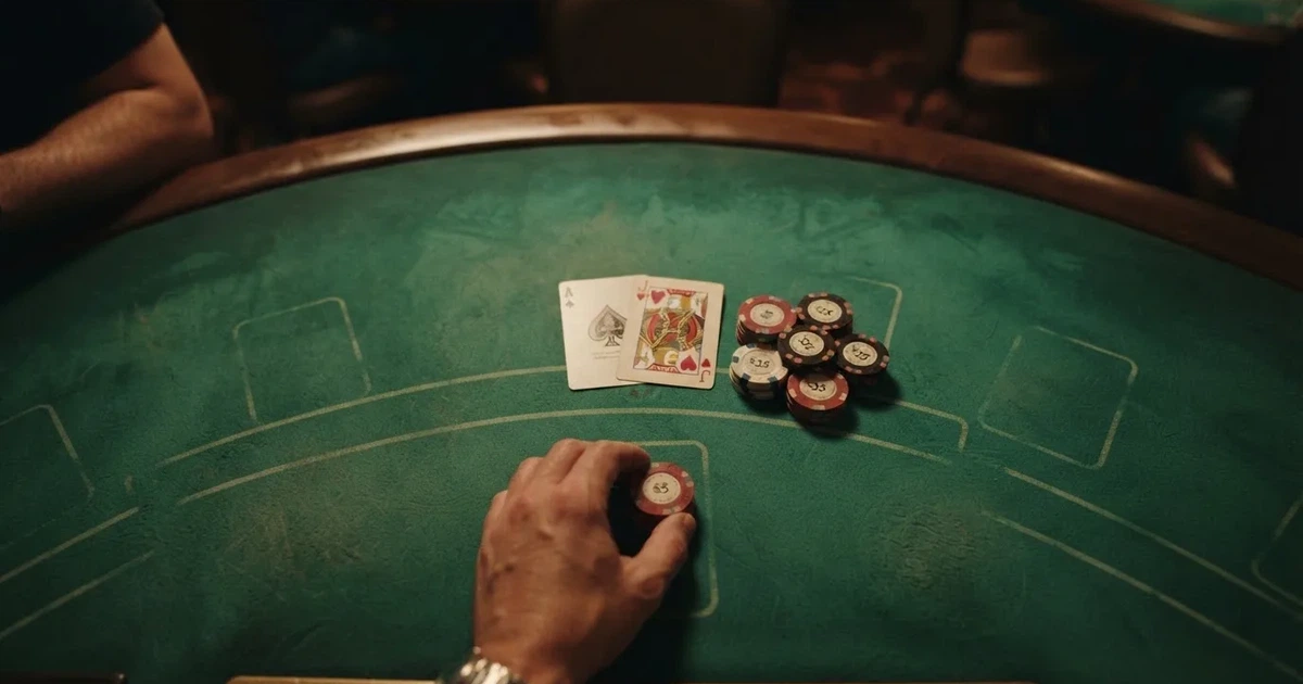 Mesa de jogo iluminada com cartas, vista de cima — blackjack regras para portugueses