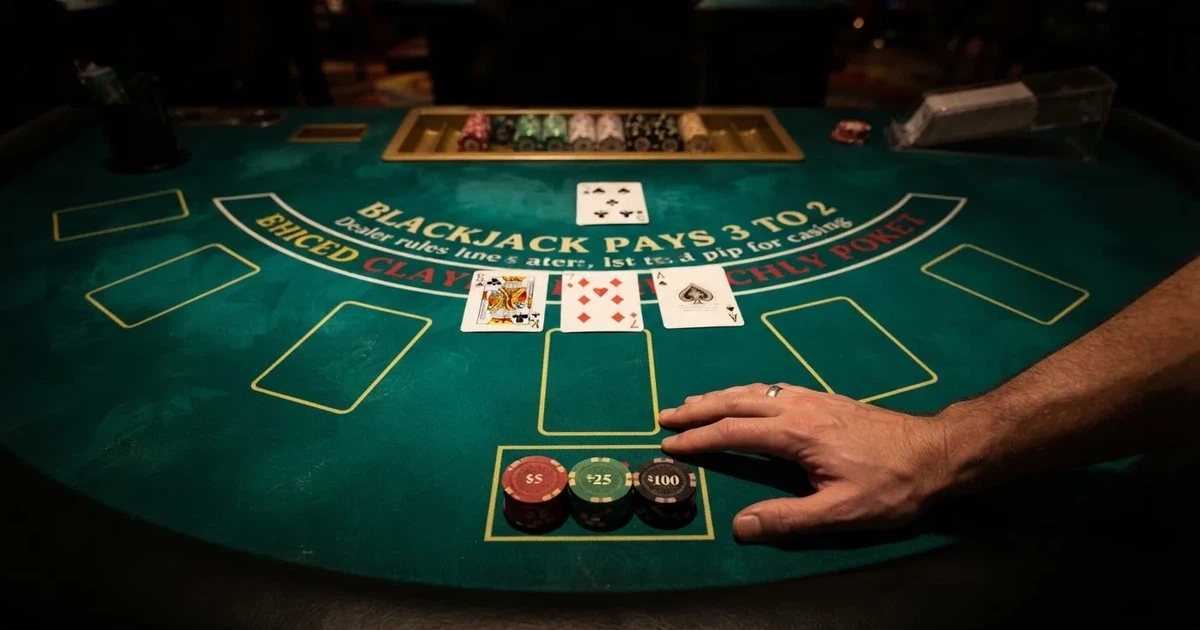 Mesa de jogo iluminada com cartas, vista de cima — tabelas de blackjack em portugal